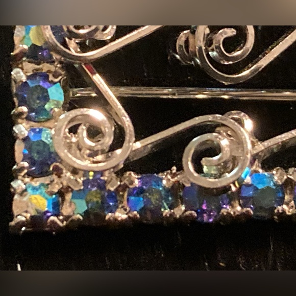 VINTAGE RECTANGULAR SILVER TONE RHINESTONE BROOCH WITH SPIRALS - UNSIGNED - Picture 8 of 10